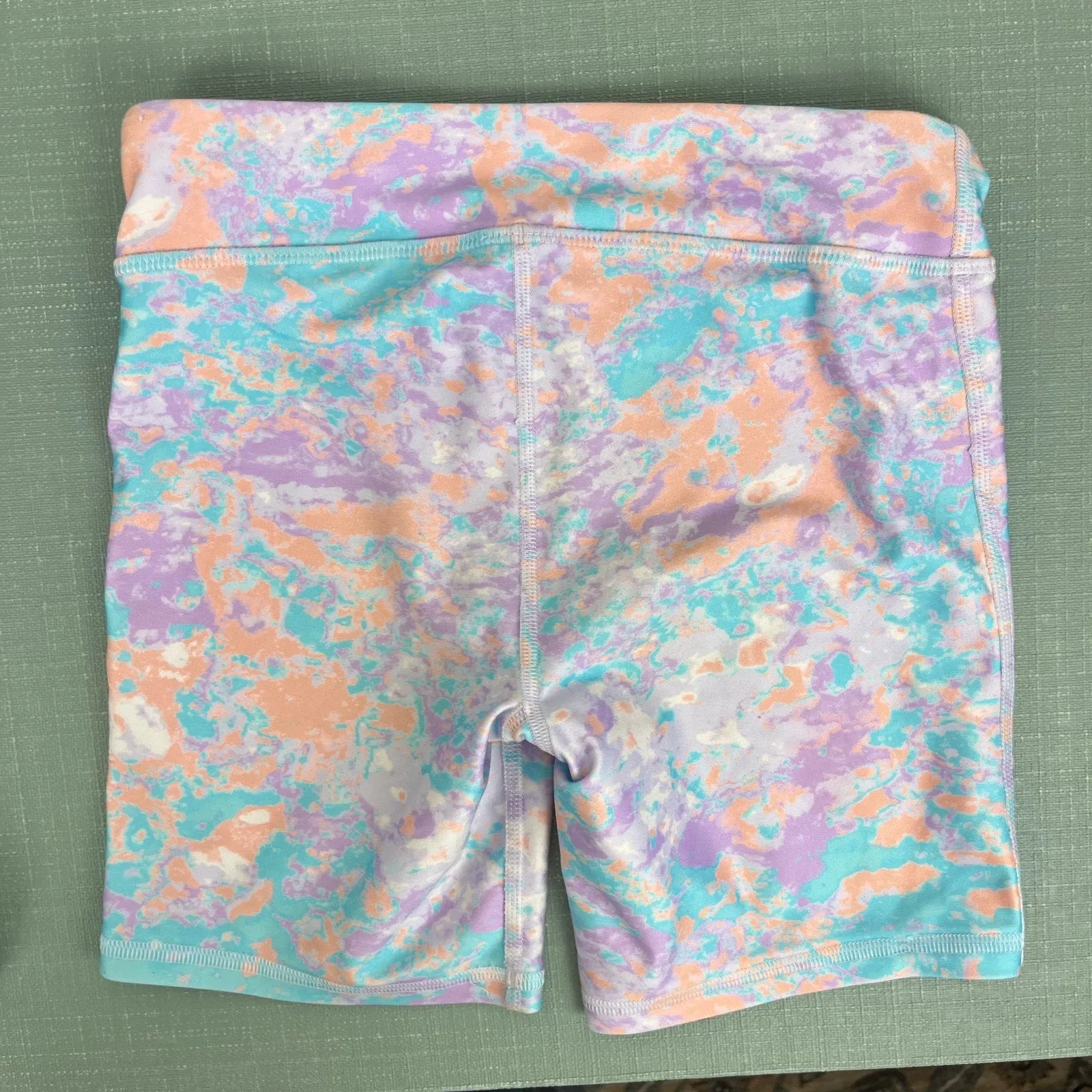 Doorbuster Under Armour Girls Heat Gear Printed Bike Shorts  Almost Sold Out!